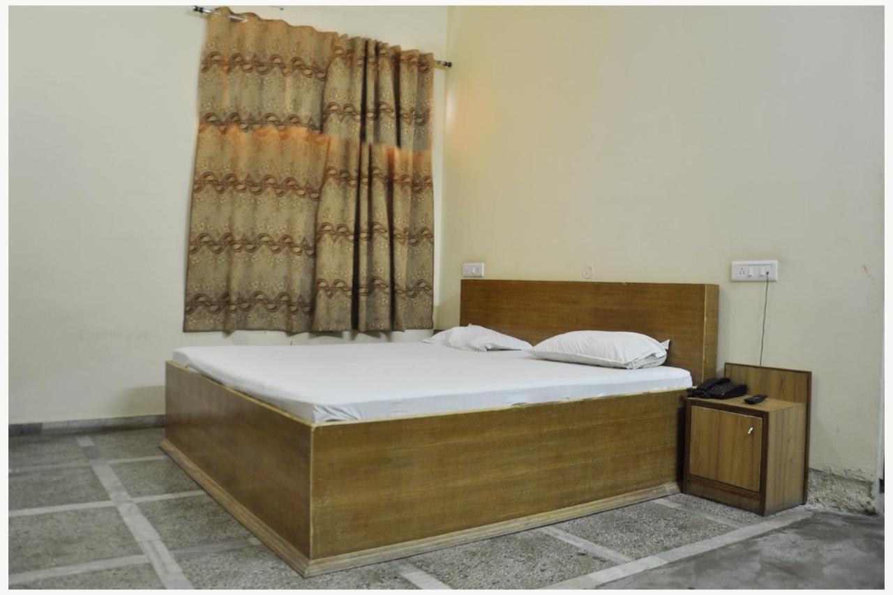 Hotel Lalit Palace Babina ภายนอก รูปภาพ